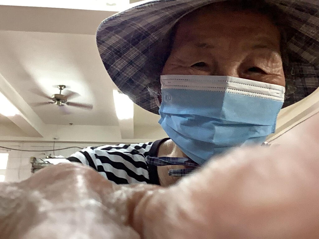 手意外入鏡的奶奶