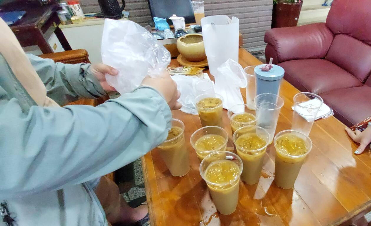 社區姊姊示範如何泡鹽工茶